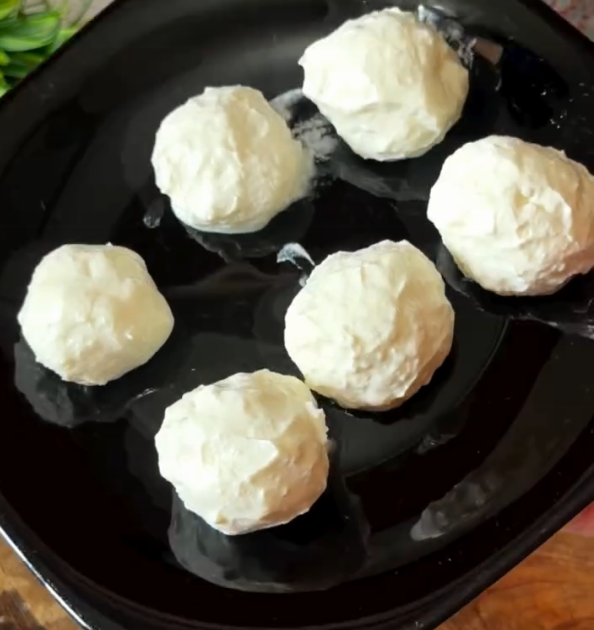 Step 1.1: Roll the thickened labneh into small balls using your hands
