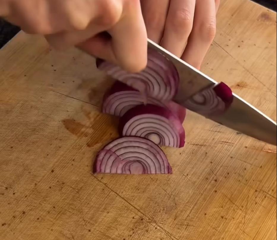 Step 1.1: Thinly slice the red onion