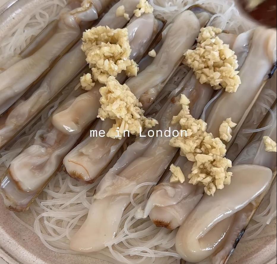 Step 1.1: Spread the glass noodles onto a wide plate or shallow bowl, arrange the razor clams on top, then spoon over all of the garlic mixture