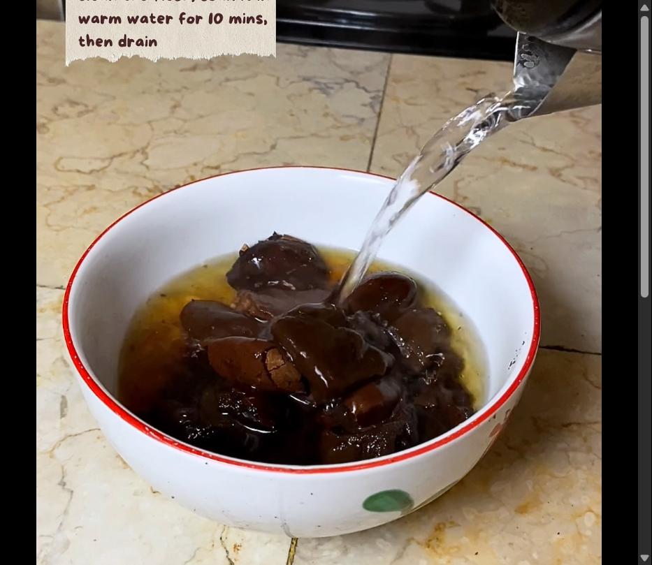 Step 1.1: Pour hot water over the kluwek flesh to remove bitterness and clean it, soak in warm water for 10 minutes, then drain