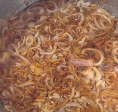 Step 1.1: Fry the shallots in natural vegetable oil over medium heat until golden brown and fragrant, then strain and set aside the oil