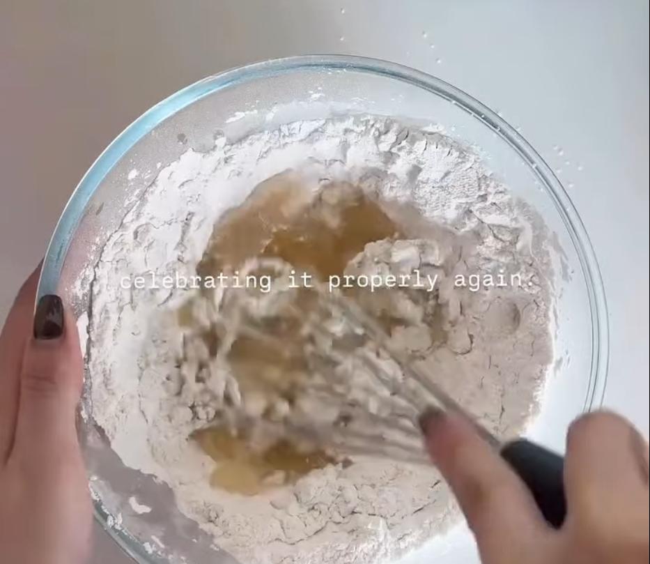 Step 1.1: Whisk the glutinous rice flour with the coconut milk in a large bowl