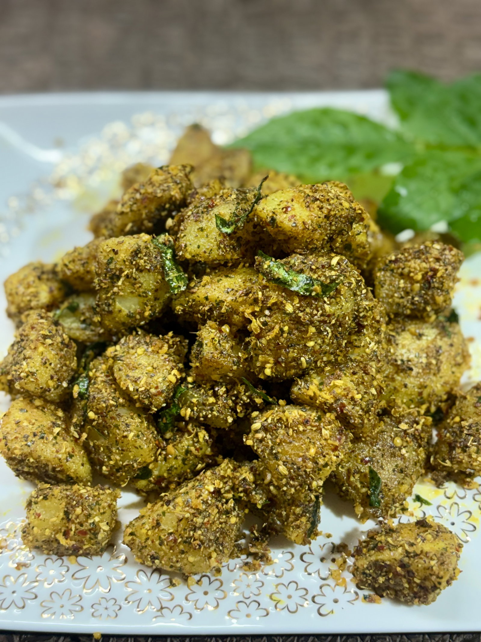 Step 5.1: गरमागरम परोसें, इसे कुरकुरे नाश्ते के रूप में या दाल-रोटी या चावल के साथ स्वादिष्ट साइड डिश के रूप में।