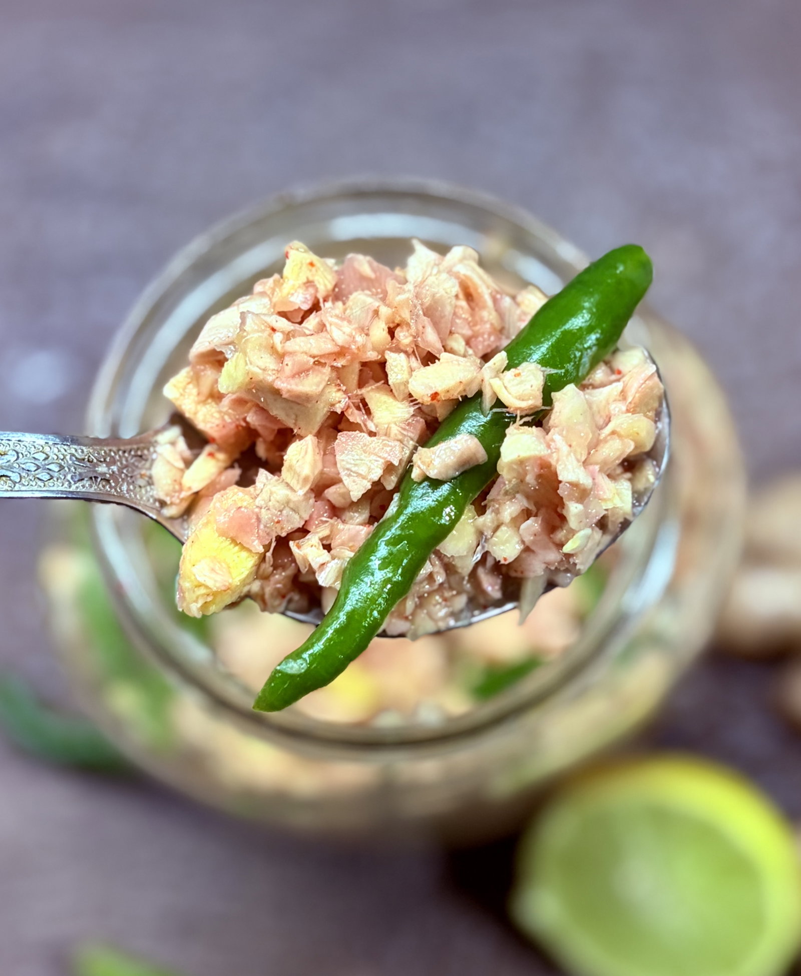 Step 1.1: आप इसे तुरंत खा सकते हैं, लेकिन इसका स्वाद 24 घंटे बाद सबसे अच्छा होता है। आप देखेंगे कि अदरक का रंग **स्वाभाविक रूप से गुलाबी** हो जाता है क्योंकि यह अचार में डूबता है—यह संकेत है कि तीखापन खट्टे कुरकुरे स्वाद में बदल गया है।