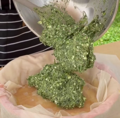 Step 2.1: Add the spinach and feta filling evenly over the layered sheets