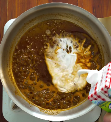 Step 2.1: Reduce the strained bisque slightly and finish by stirring in the cream
