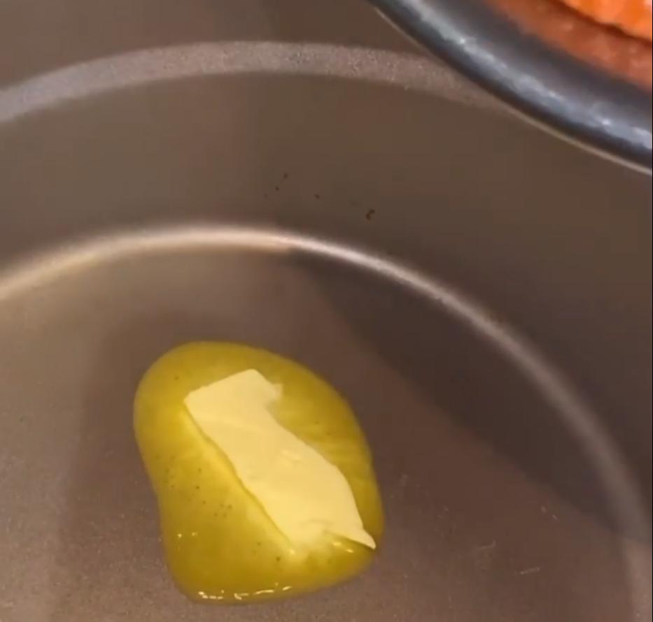 Step 3.1: Add 2 tbsp butter to a saucepan and bring the sifted sauce to a boil, then stir in the double cream
