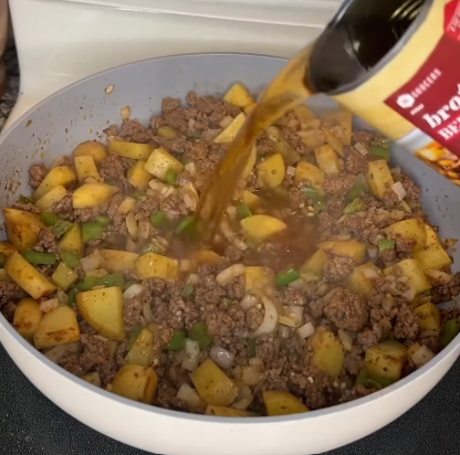 Step 1.1: Stir in beef broth and tomato sauce