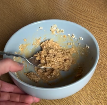 Step 2.1: In a bowl, mix the oats, powdered peanut butter, and natural peanut butter