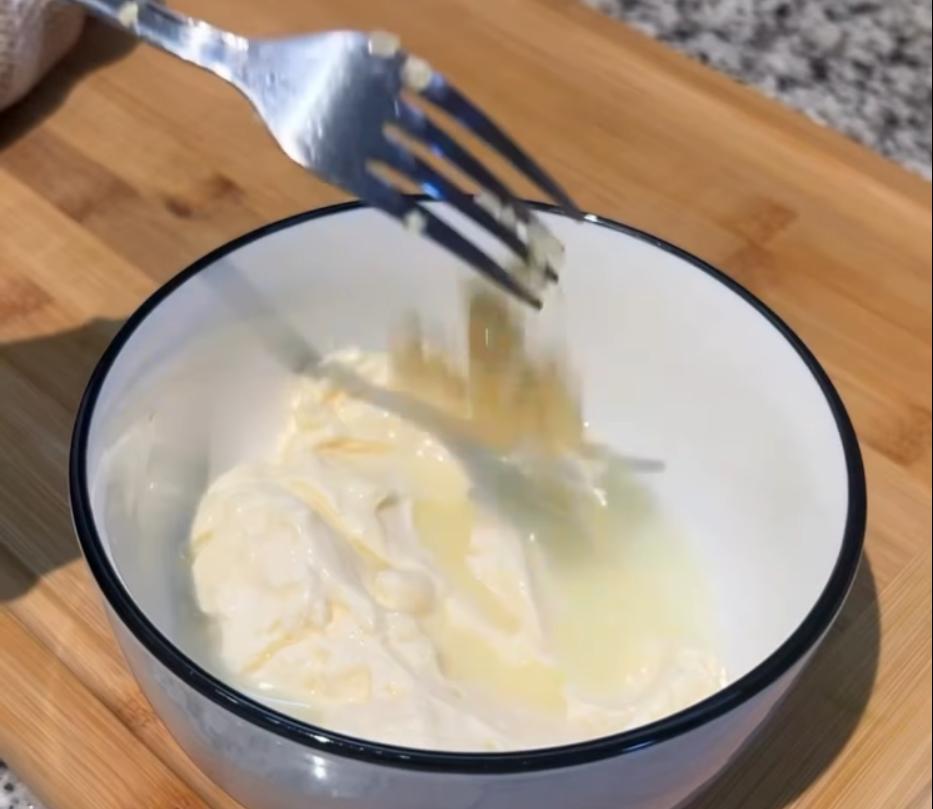 Step 4.1: Combine mayonnaise, lemon juice, minced garlic, salt, and pepper in a small bowl and mix until smooth