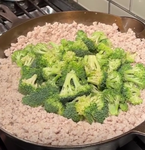 Step 2.1: Add broccoli florets to the center and pour in 2–3 tbsp water or stock