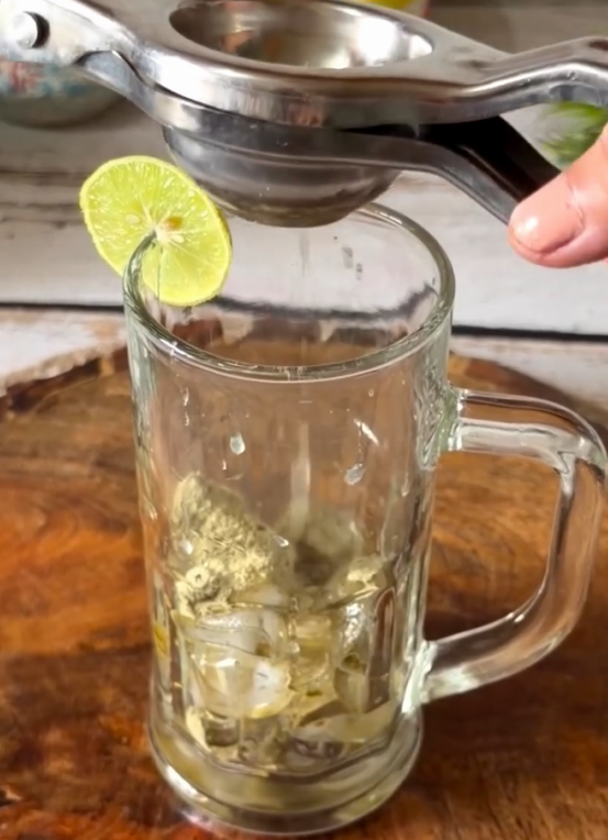 Step 2.1: Add ice cubes and a squeeze of lemon