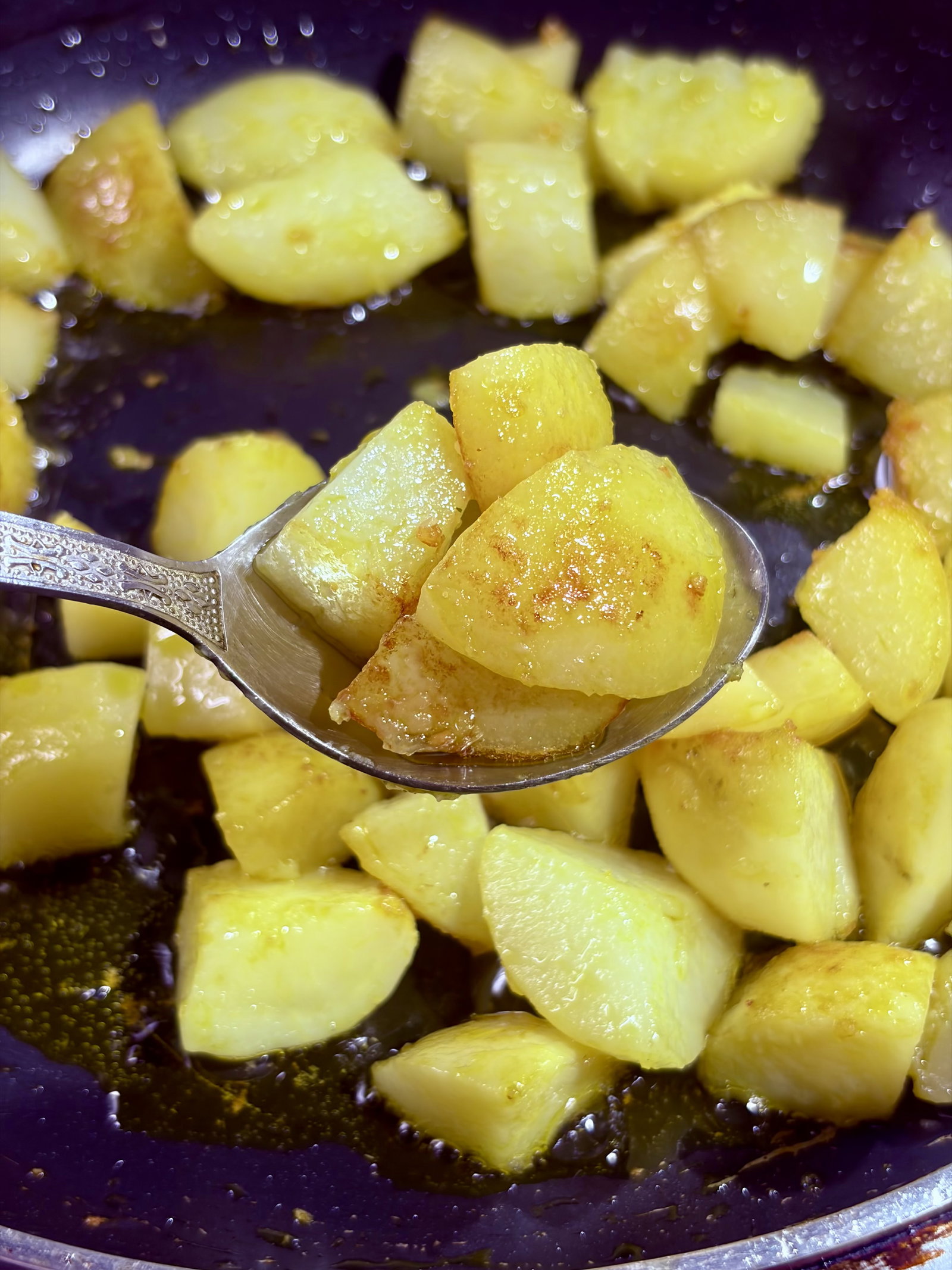 Step 2.1: उबले हुए आलू के टुकड़े डालें और किनारे सुनहरे और कुरकुरे होने तक सेंकें।