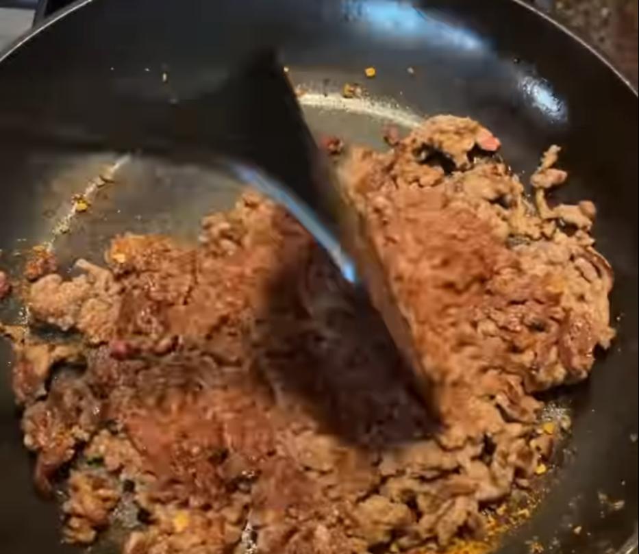 Step 3.1: Cook, breaking up the mince, until browned and the liquid has mostly reduced, leaving a slightly saucy texture