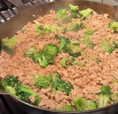Step 3.1: Stir to coat the chicken and broccoli evenly