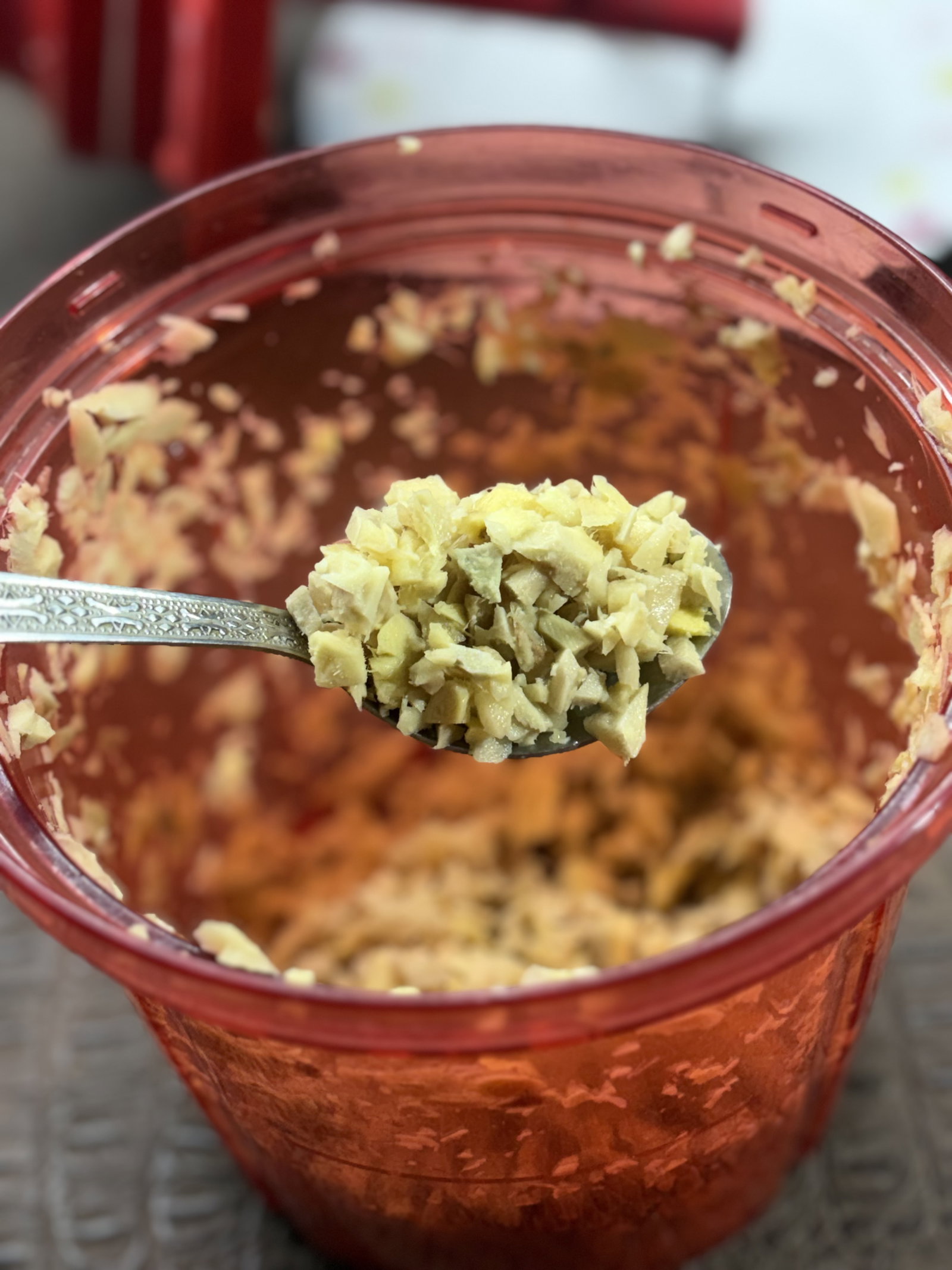 Step 1.1: अदरक को छीलकर छोटे टुकड़ों या पतले स्लाइस में काट लें। वैकल्पिक रूप से, आप इसे चॉपर का उपयोग करके मोटे तौर पर काट सकते हैं।