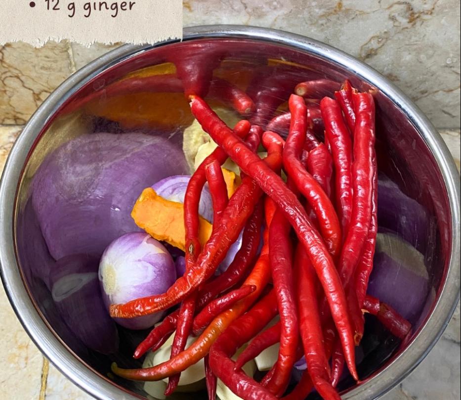 Step 2.1: Blend red chilies, shallots, garlic, turmeric, and ginger into a smooth spice paste