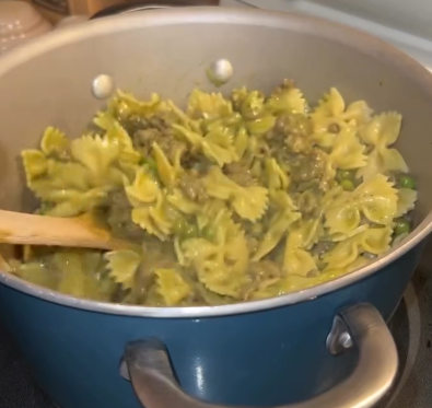 Step 2.2: Add the cooked pasta, reserved pasta water, and pesto to the skillet