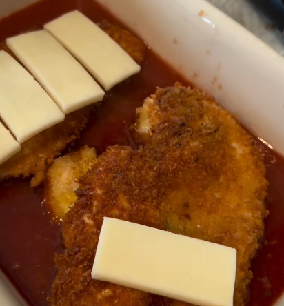 Step 3.1: Place the cooked chicken on top of the sauce and add slices of mozzarella cheese