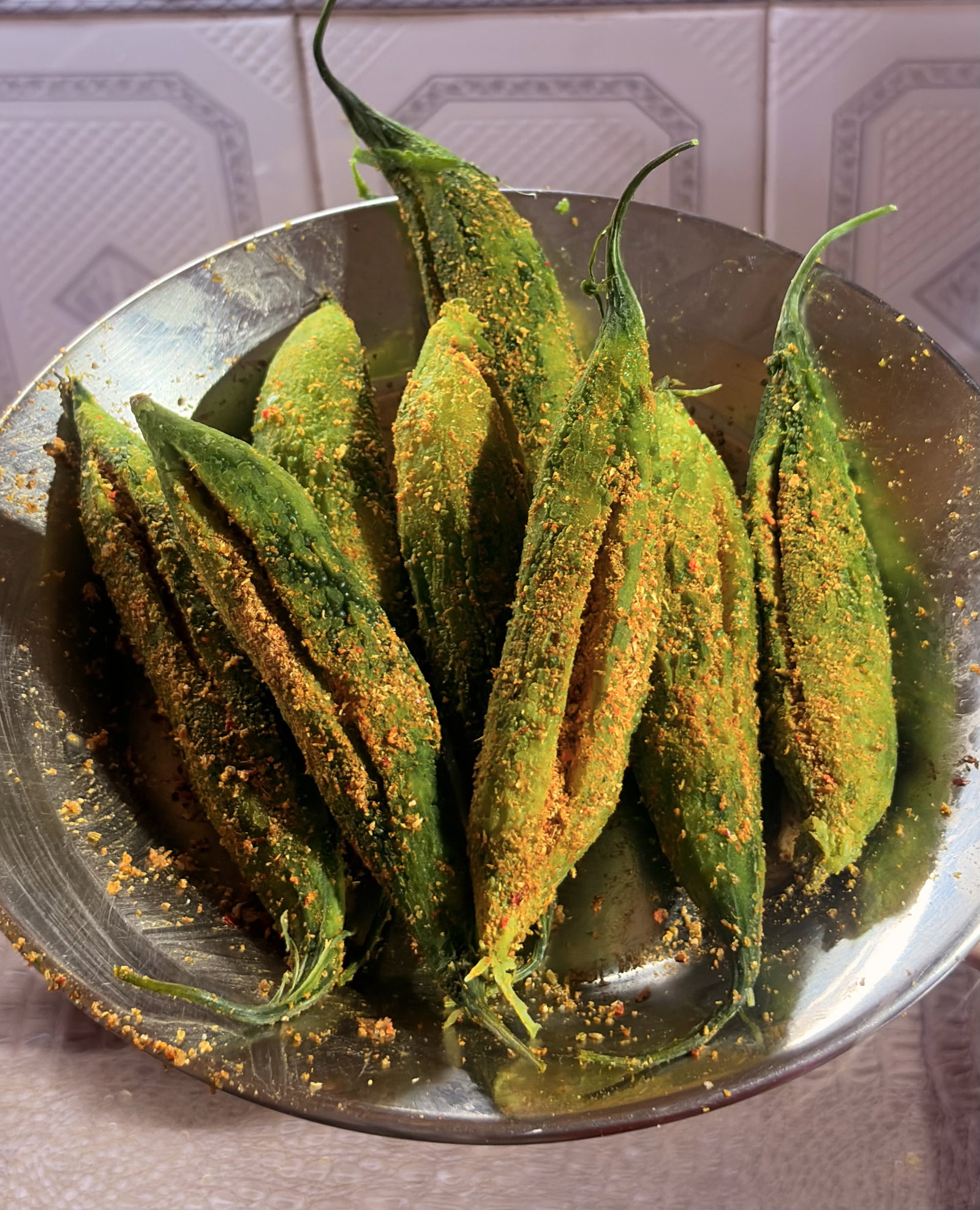 Step 2.2: प्रत्येक करेले में 1-1½ टीस्पून मसाला मिश्रण भरें।