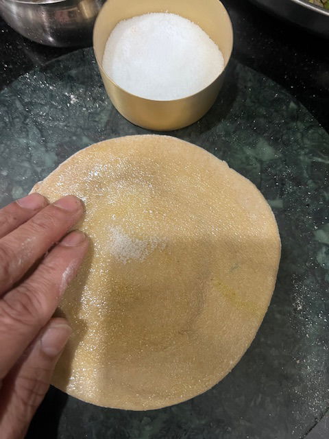 Step 3.1: Unta ligeramente con ghee desi y espolvorea 2 pizcas de sal de manera uniforme