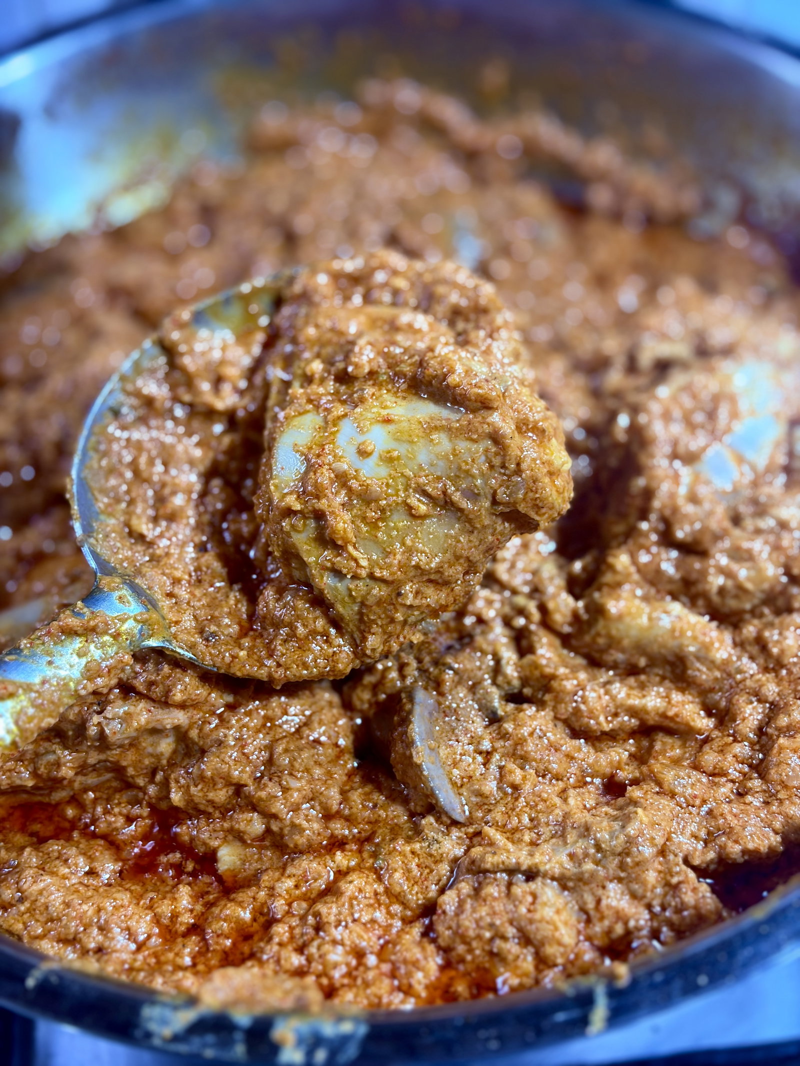 Step 3.2: Add the marinated chicken and sauté on high heat for 4-5 minutes until the chicken is sealed and changes colour