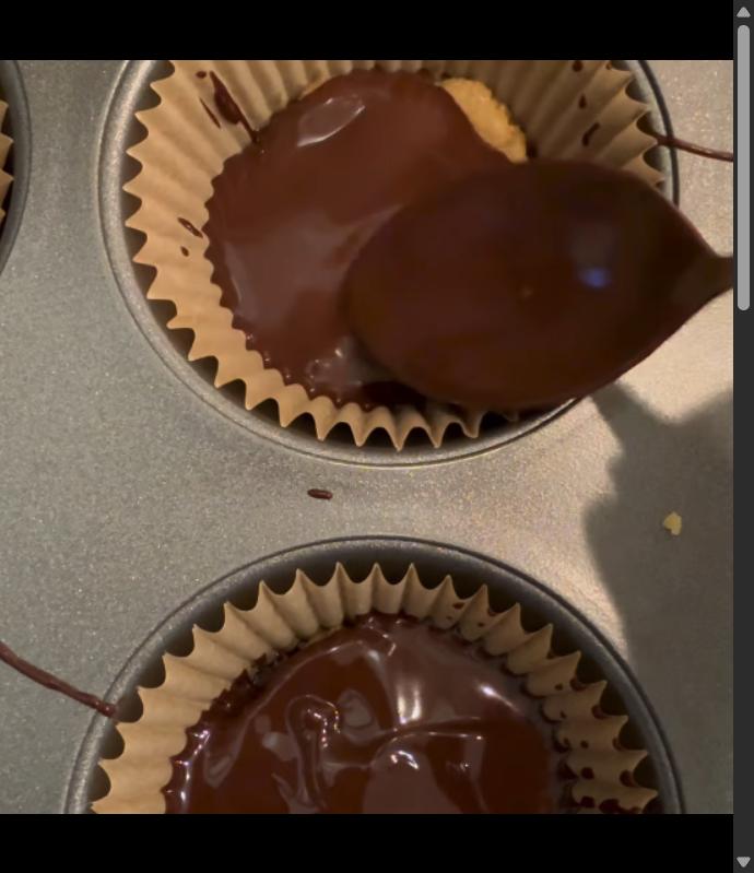 Step 3.1: Pour another layer of melted chocolate to completely cover the peanut butter filling