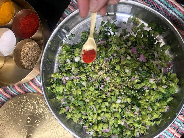 Step 2.3: Añade la cebolla picada, las hierbas, el jengibre, el ajwain, el comino en polvo tostado, el coriandro en polvo y el chile rojo en polvo