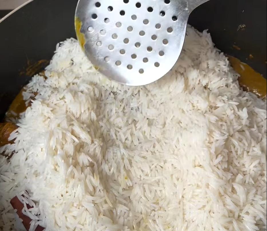 Step 1.1: After 15 minutes of boiling, sift the rice and add it to the chicken pot