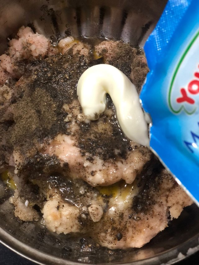 Step 2.4: Add garlic paste, mayonnaise, vinegar, soy sauce, salt, black pepper, and green chilli paste