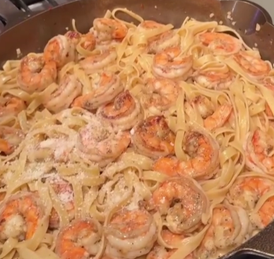 Step 4.1: Add the cooked pasta and seared shrimp back into the skillet