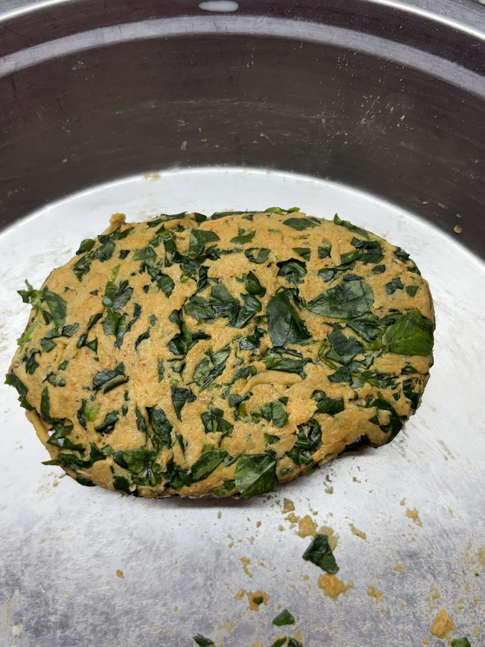 Step 1.1: धीरे-धीरे पानी (या दूध) डालें और नरम, चिकना आटा गूंथ लें।