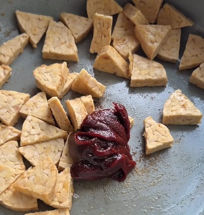 Step 2.1: Stir in the gochujang paste and mix to combine