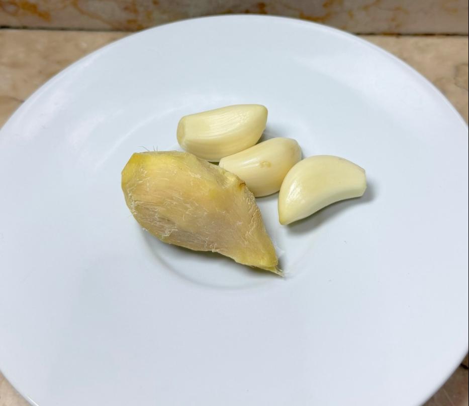 Step 1.1: Blend the garlic and ginger into a spice paste