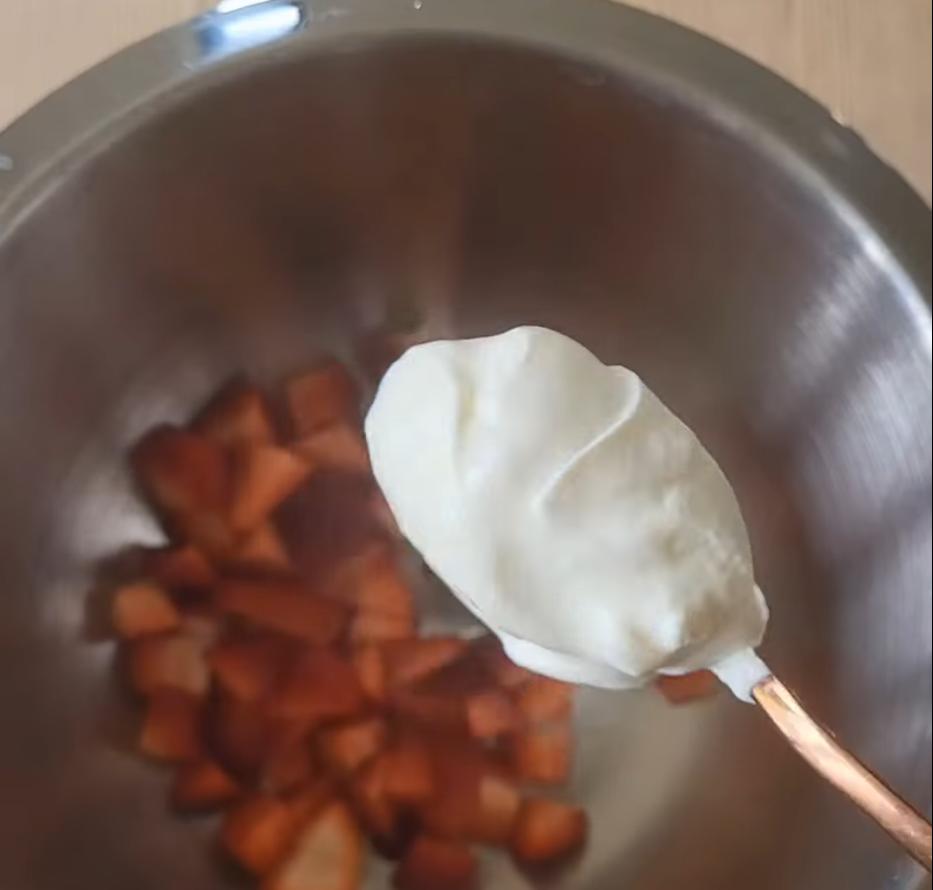Step 1.1: Mix chopped strawberries together with natural yogurt