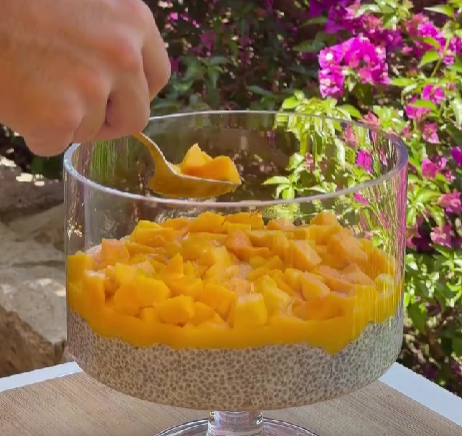 Step 3.1: Layer the chia pudding with the mango purée in serving bowls or glasses