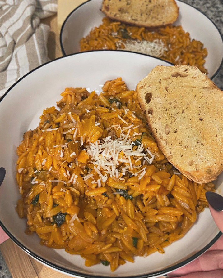 क्रीमी वन-पैन इटालियन सॉसेज और टमाटर ओरज़ो recipe