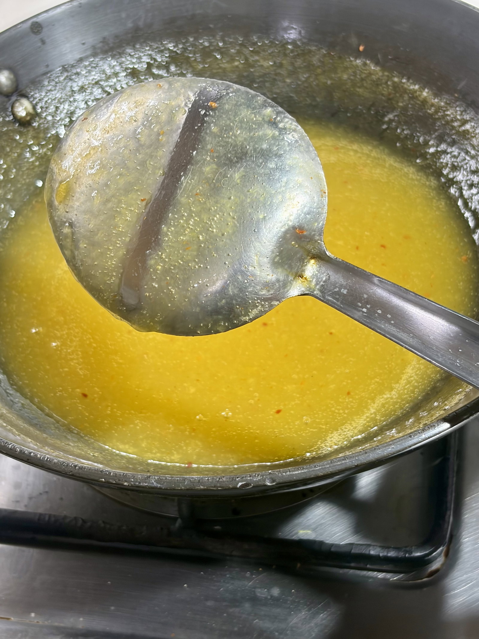 Step 1.2: मिश्रण और बचा हुआ पानी एक गहरे पैन में डालें। धीमी आंच पर पकाएं और बीच-बीच में चलाते रहें। सिरप तब तैयार होगा जब यह चम्मच के पिछले हिस्से पर हल्का कोट कर सके।