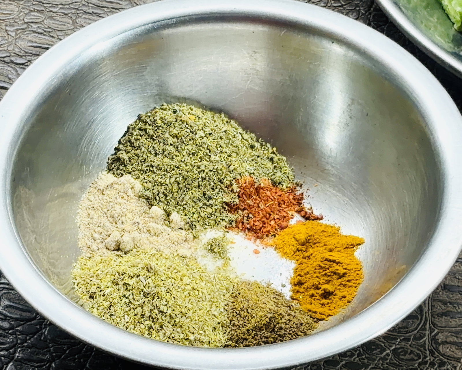 Step 2.1: एक छोटे कटोरे में, बचा हुआ नमक, लाल मिर्च पाउडर, हल्दी, गरम मसाला, धनिया पाउडर, अमचूर और घर का बना [करेला मसाला पाउडर](https://www