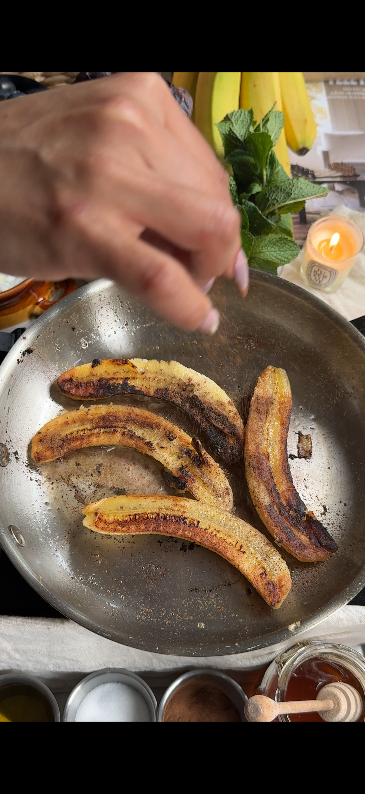 Step 1.1: Sprinkle ground cinnamon over the bananas and dates