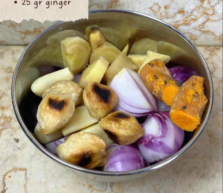 Step 2.1: Blend shallots, garlic, candlenuts, turmeric, and ginger into a smooth paste
