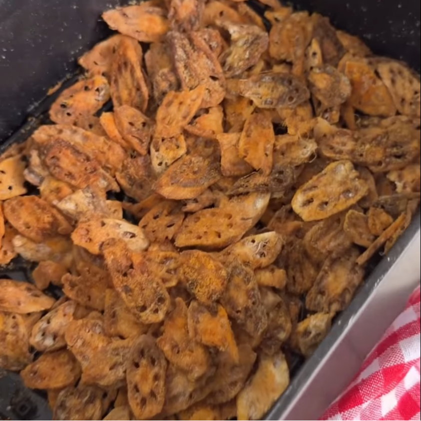 Step 2.1: For air fryer version, arrange lotus stems in a thin layer, spray with oil, and cook at 200°C for 25 minutes, shuffling halfway through