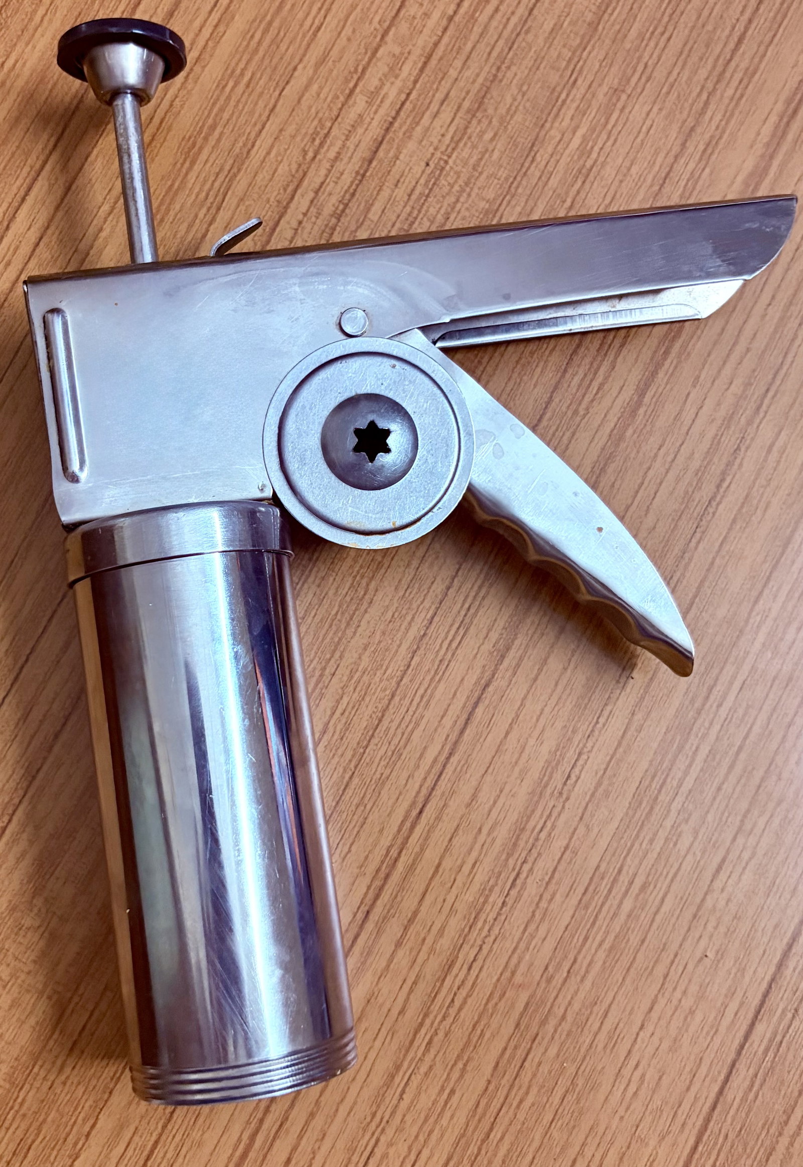 Step 3.1: Grease the inner chamber of a sev/gathiya press and attach a large star-shaped disc (or a disc of your choice)