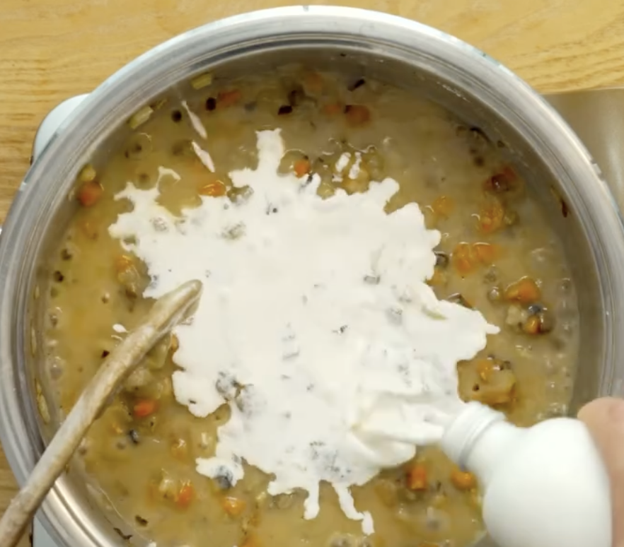Step 3.1: Pour in the cream and let the mixture thicken slightly