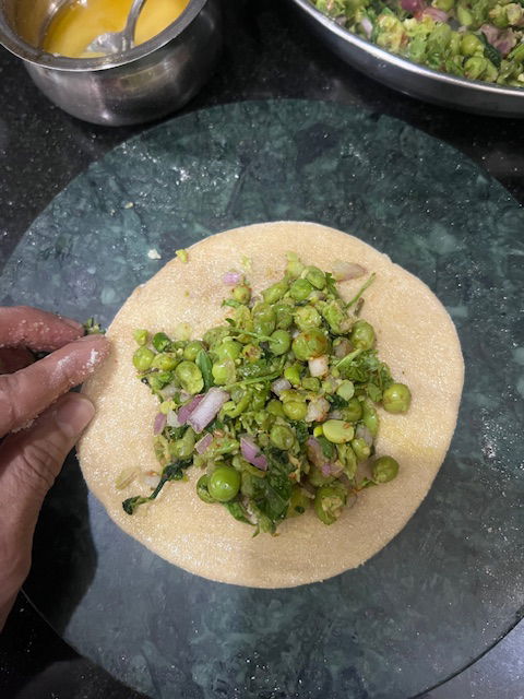 Step 3.1: Coloca una cucharada de relleno en el centro