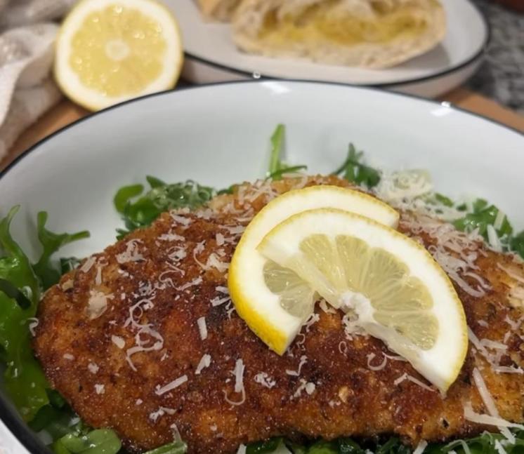 Step 4.1: Serve chicken with arugula salad and top with more Parmesan and fresh lemon slices