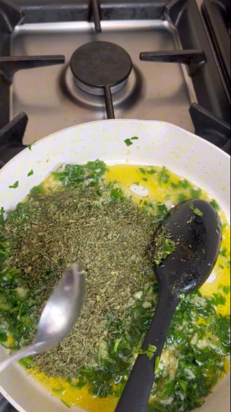 Step 2.1: Fry the olive oil, garlic, chopped fresh coriander and dried mint in a separate pan until the garlic is golden and fragrant