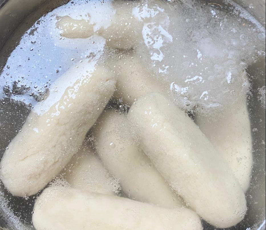 Step 1.1: When the pempek floats to the top, transfer it to cold water to maintain its bouncy texture