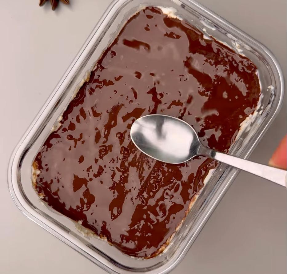 Step 4.1: Melt the chocolate with the coconut oil and pour it over the top