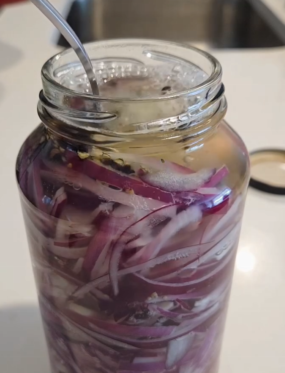 Step 1.1: Pour the hot liquid into the jar with the onions